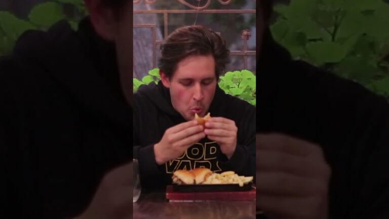 Deliciosas hamburguesas vegetarianas con aros de cebolla