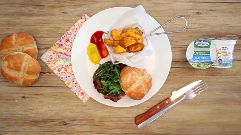 Deliciosas hamburguesas con aderezos de ensalada