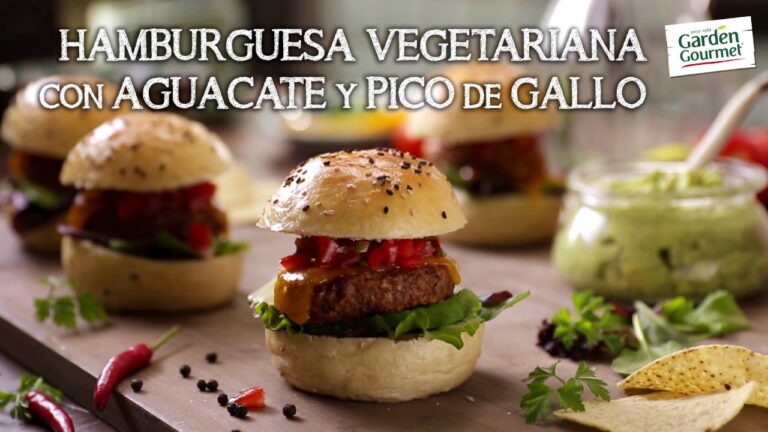 Deliciosas hamburguesas: tomate y aguacate fresco