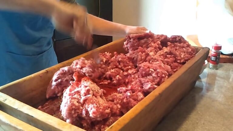 Elaboración tradicional de embutidos de jabalí: técnica y sabor auténtico